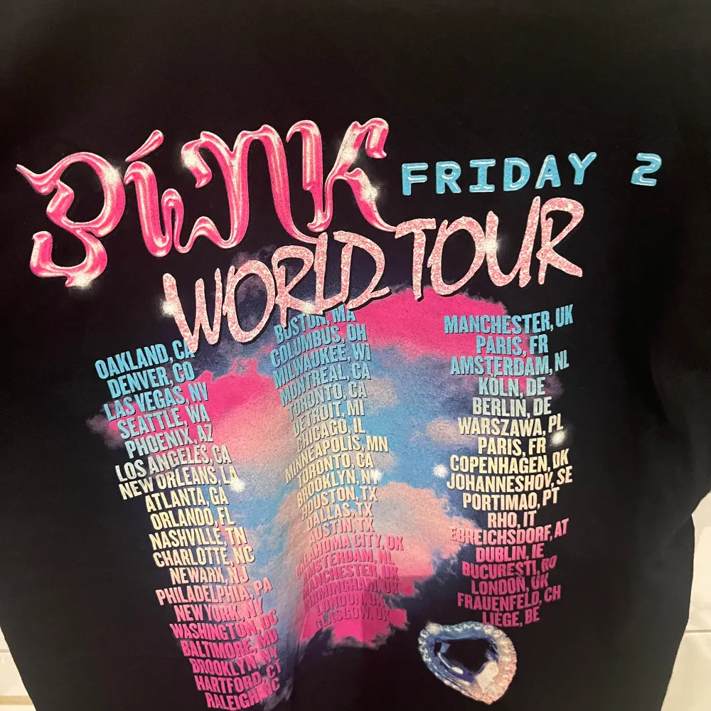 Säljer Nicki Minaj Merch som jag köpte igår på konserten för 550kr Säljer i storlek L för 450kr. T-shirts.