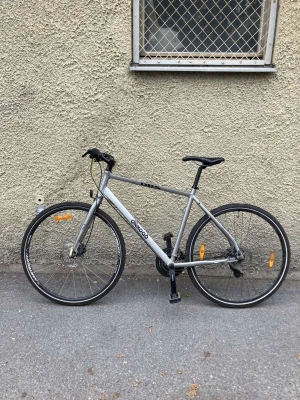 Cykel Allroad (46cm, X-Small) - Säljs då jag inte länge har använding för den. Mycket bra skick och det är en bra cykel för ett bra pris.  Växlar - 21 3/7 (3 fram och 7 bak)