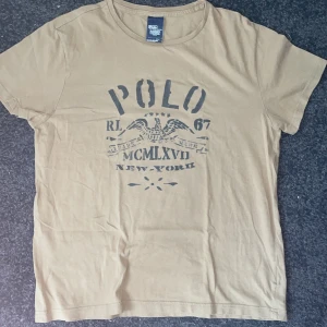 Ralph Lauren T-shirt - Säljer nu min fina Ralph Lauren t-shirt som passar perfekt nu till sommaren. T-shirten är i bra skick. Kontakta mig om du har några frågor💯🔥