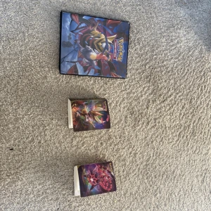 Pokémon pärmar - Bra skick på alla pärmar,  Liten pärm : 75kr  Stor pärm : 150kr  Alla tre: 350kr