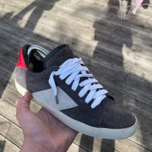 Zadig & Voltaire skor  - Ett par rkt snygga Zadig pjuks i 7/10 cond. Nu pris runt 3000kr, mitt pris 1399kr. Dustbag tillkommer och order bekräftelse finns. 