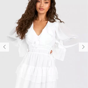 Vit sommarklänning  - Säljer min fina vita sommarklänning så jag inte använder den och köpte en annan 🤗Lappen är kvar! inga defekter aldrig använd! Köpt för 588kr nypris 🙌🏻