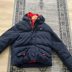 Jacka  -  Lacoste jacka varm på vintern å så  Köpt för 1299  Skriv vid frågor💪💪👋😃 Pris är ej hugget i sten!