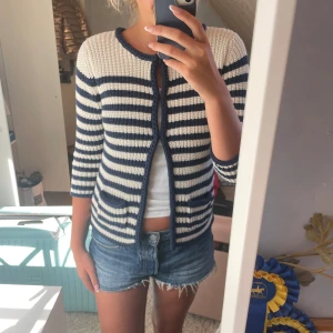 Trekvartsärmad kofta - Trekvartsärmad kofta. Köpt second hand, fint skick💕