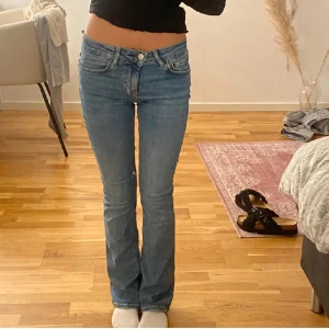 Lågmidjade jeans - Jeans från zara med lägre midja och bootcut, storlek 32 men super stretchiga då passar åtminstone 1-2 storlekar över💓