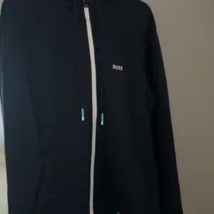 Hugo boss kofta/zip up i mörlblå färg size S