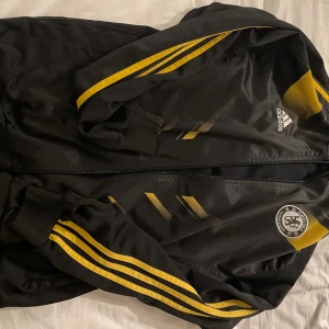 Fotbollströja  - Gammal Chelsea tröja (Limited edition) säljs inte längre. Skicket är väldigt bra. Inte använts mycket. Passar M/L