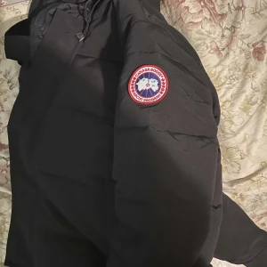 Canada Goose Macmillan - M passar även S. Passformen är bra, använd ett fåtal gånger. Letar du efter en vinterjacka redan nu så har du kommit helt rätt.