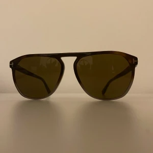 Tom Ford Solglasögon  - Säljer nu dessa asfeta Tom Ford Solglasögonen i ett grymt skick! (Endast en aning svag höger båge). Modell: Jasper 02. Nypris ligger på ca 2600kr❌ mitt pris endast endast 1399kr✅ Hör av dig vid minsta lilla fundering!! 😊😊