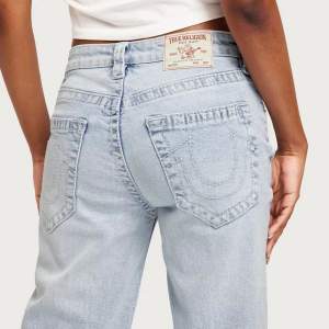 Säljer mina dösnygga lågmidjade jeans ifrån true religion i W24! Använda ca 3-5 ggr, så iprincip nya🩷 nypris 1500kr🌟🌟