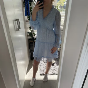  sommarklänning ifrån vero Moda  - Säljer denna jättefina     sommarklänningen ifrån vero Moda. Den har används ett fåtal gånger. Och är i strl-xs. Men på ena armen så har resoren låssnat (se på bild). Men annars i ett jättefint skick. 