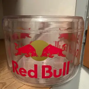 Riktigt häftig Red bull ishink :). Ca 28cm bred rakt över, o ca 20cm hög. Perfekt nu till sommaren :) Endast avhämtning!! SKICKAS EJ