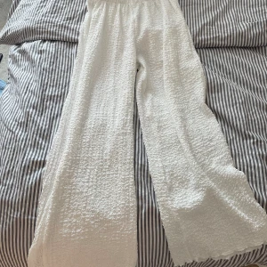 Vita byxor från zara❤️ - Ett par vita byxor med lite detaljer på, sthreciga, har aldrig använt! Jätte snygga 