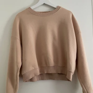 Ljusrosa Sweatshirt  - Ljusrosa sweatshirt, gott skick, storlek XS/S men har passat mig som vanligtvis har M.