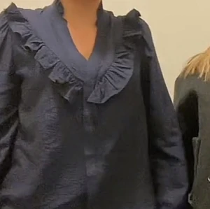 Mörkblå blus - Ifrån sisters point använda endast 1gång, inga fläckar eller hål helt som ny, i stolek xs men passar också s, har knappar kolla bild 2, super fin med volanger osv, pris 399kr🤍🤍(svårt att få färgen på bild) 