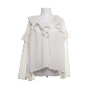 Blus - Fin blus som inte kommer till användning, ganska tunn och luftig så skön till sommaren, skriv för egna bilder eller vid intresse💗