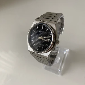 Tissot PRX Powermatic 80 - • Modell: Tissot PRX Powermatic 80 • Storlek: 40mm • Referens: T1374071105100 • År: 2023 • Skick: Mycket Bra • Medföljer: Fullset