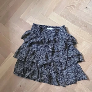 Kort volangkjol - Svartvit volangkjol. Älskar denna kjol men har växt ur den. S