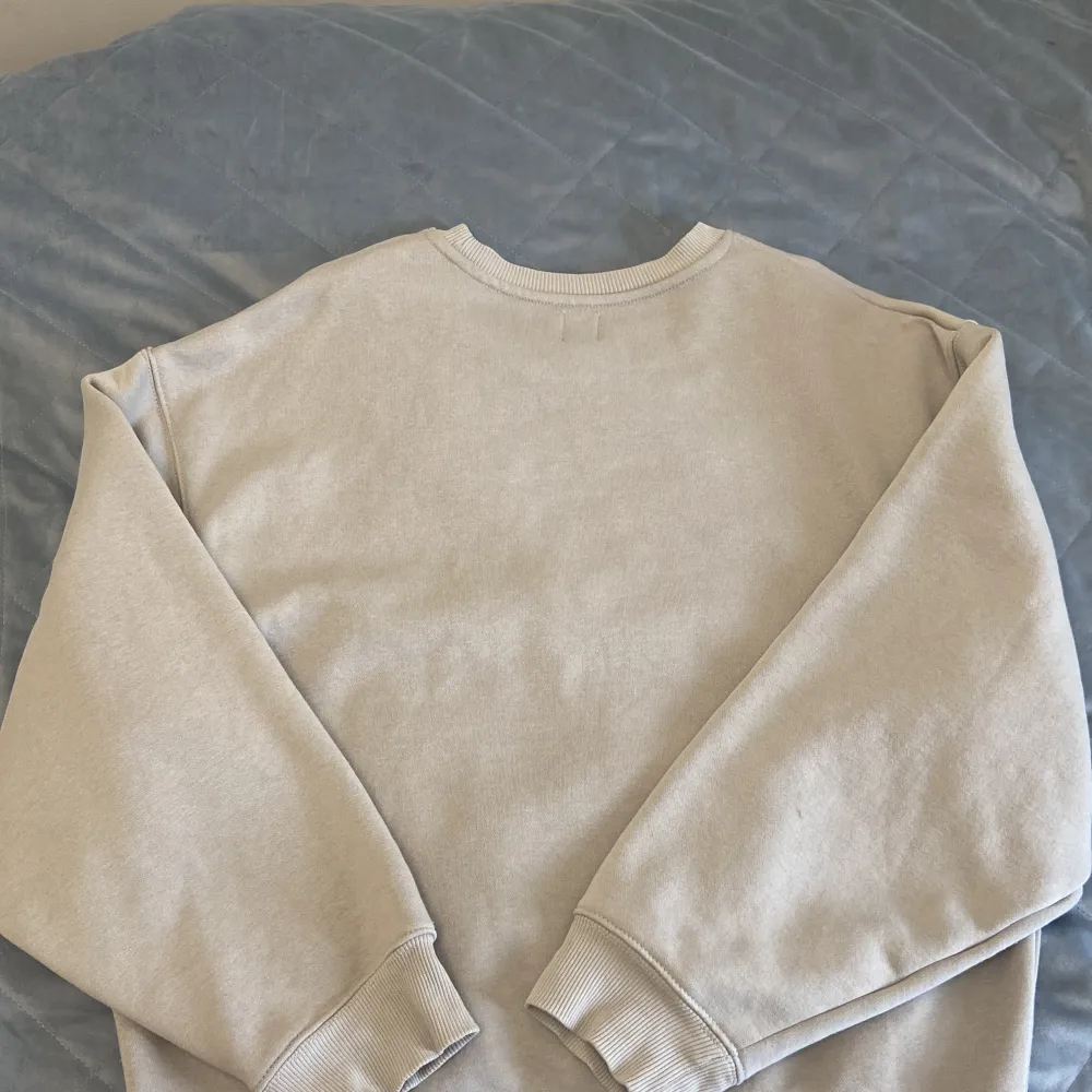 Oversized crewneck i färgen grå. Storlek s Oanvänd . Hoodies.