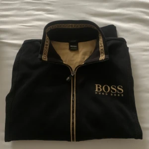 Hugo boss - Säljer nu min fina Hugo boss zip som inte längre används, den är äkta och passar fint både till S och M hör av dig vid intresse! ☺️