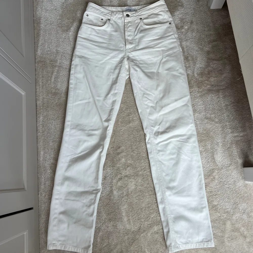 Raka vita jeans från NAKD designade av Josefine HJ. Nypris ca 500kr . Jeans & Byxor.