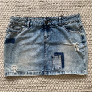 Lågmidjad jeanskjol - Så söt jeanskjol med coola detaljer! Jättebra skick, och perfekt till sommaren💗