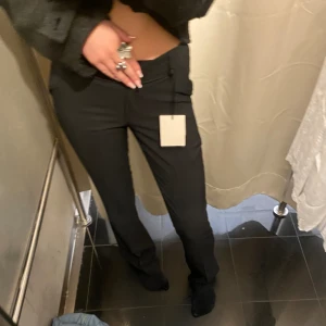 BikBok Vilma kostymbyxor - Säljer dessa kostymbyxor i storlek 34 (petite) då de ej kommer till användning. Första bilden är lånad då de är alldedes för små för mig. De är i mycket gott skick. Nypriset är 499kr