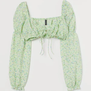 Cropped top - H&M - Nyskick, endast använd 1-2 gånger. Toppen är från H&M men är slutsåld. Köpt för 199kr, säljer för 99kr. Den blommiga designen passar perfekt till sommaren!🌸☀️