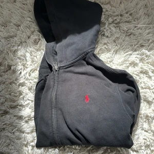Ralph Lauren zip hoodie - En Ralph lauren tröja som är sparsamt använd. Storleken är 14-16 år (L i barnstolek) men sitter som en xs i vuxenstorlek. Säljer då den inte kommer till användning. Pris går att diskutera. Kontakta mig om du är intresserad. 