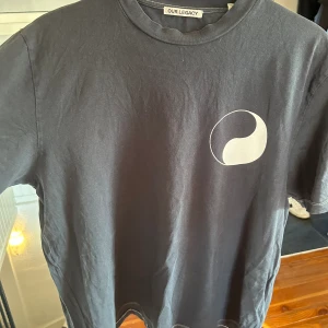 Our Legacy x Stussy WORKSHOP  - Storlek 50  Ett hål hål på vänster sida av kragen. Inget som jag lagt märke till förrän nu vid fotona. 