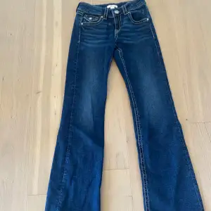 Jag säljer dessa marinblåa  jeans då de har blivit för korta och kommer inte till användning, inköpta i november, använda få gånger😊💕