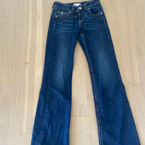 Low waist bootcut jeans - Jag säljer dessa marinblåa  jeans då de har blivit för korta och kommer inte till användning, inköpta i november, använda få gånger😊💕