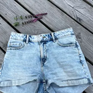 Säljer dom här fina Jeans shortsen på grund av att det ej komer till användning✨ Dom är högmidjade skulle jag nog säga💕