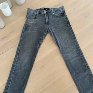 Replay jeans stl 32 - Snygga Replay jeans Annabass stl 32 i fint begagnat skick, inga defekter. 