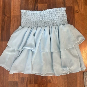 Volangkjol Chelsea - Trendig ljusblå volangkjol från Chelsea. Supersnygg, men säljer då den knappt har kommit till användning. Köpt för ca. Två år sedan. Pris kan diskuteras. Köpare står för frakt🌸💕