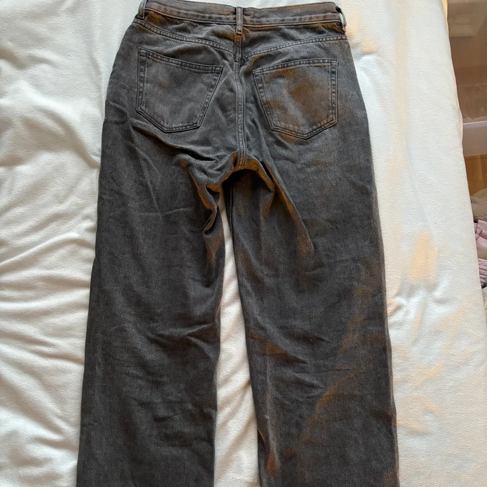 Supersnygga grå jeans från Gina Tricot! Använda men inga defekter, mid-high waist, storlek 38, midjemått 40 cm tvärsöver🫶🏼. Jeans & Byxor.