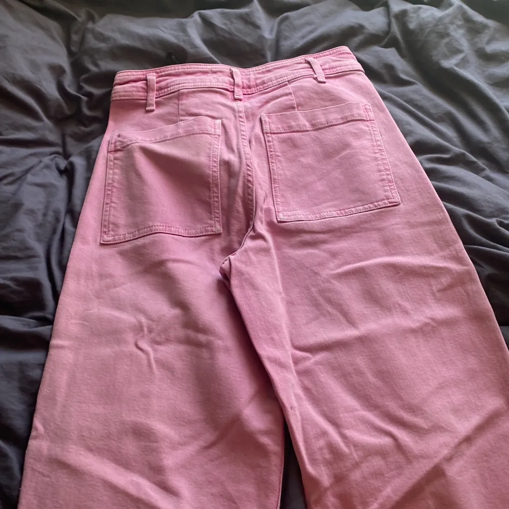 Rosa jeans från zara , storlek 38 , lite korta i längden men med upptagna räntor i botten. Stora fyrkantiga fickor bak och inga där fram , stor vit knapp fram . Jeans & Byxor.