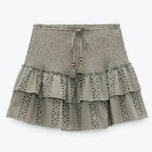 Zara - Grön volangkjol ifrån Zara i strl M 🤍