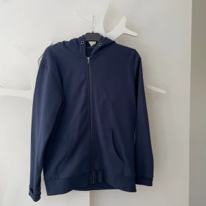 Marinblå ziphoodie - I bra skick
