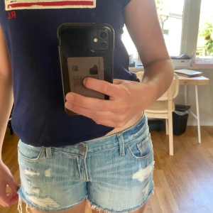 Jeans shorts - Tvär snygga jeans shorts från abercrombie som är lågmidjade och har skitsnygga fickor bak❤️