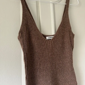 Adoore stickad klänning  - Brun stickad klänning från Adoore, köpt på deras hemsida. Använd fåtal gånger stl 38. Stretchig i materialet och sitter väldigt fint 