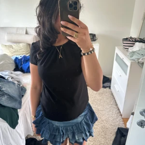 Svart kortärmad blus - Jätte söt svart kortärmad blus med lite tunnare tyg vid ärmarna som man kan se på bilden! Jätte fin att ha nu på sommaren!💗