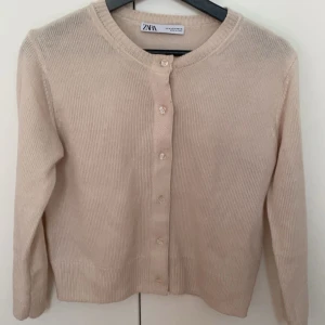 Kofta zara - Jöttesöt kofta från zara❤️strl M men passar Xs-S❤️skulle säga att färgen är ljusrosa/beige