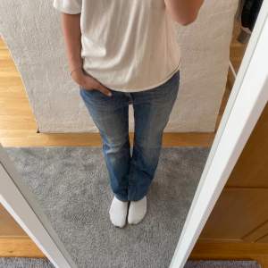 Lågmidjade jeans från zagora!  Midjemått: ca 35 cm Innerbenslängd: ca 75 cm