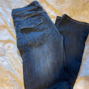 jenas  - säljer ett par jeans med fickor. märket är okänt. storlek 38 aldrig använda.