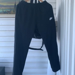 Nike mjukis  - Bra skick. Säljer ett par gråa oxå. Båda kan tas för 500. Tar gärna emot byten mot andra mjukis byxor från Nike 