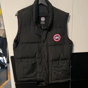 Canada Goose väst - Canada Goose väst i strl M, perfekt skick som ny självfallet äkta. Säljs då den ej används. Bara att höra av sig vid eventuella frågor. 