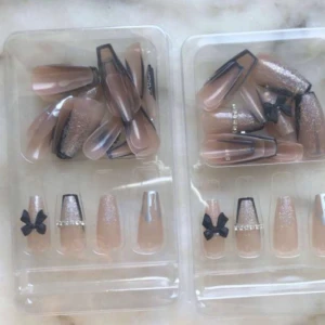 Naglar  - Den är fin och man får med sig nagelfil och lim