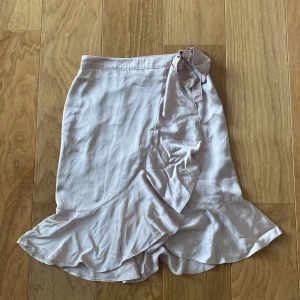 Satin kjol - Rosa satin kjol  Lite längre än knäna