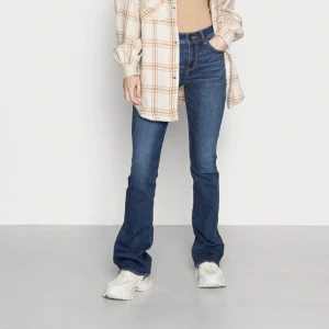 Jeans - Lågmidjade bootcut jeans från American Eagle. Nypris: 900 kr. Säljer då de är för små. Priset är diskuterbart. Skriv för fler bilder💗💗 